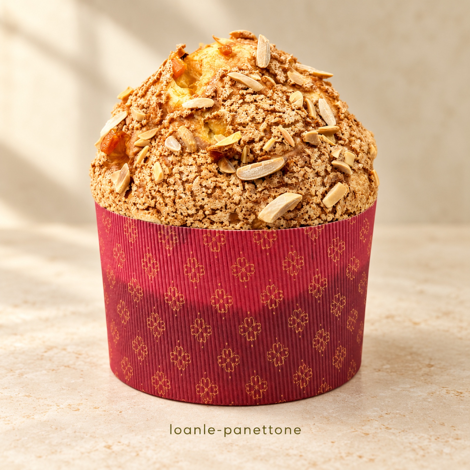 Bánh panettone của tiệm với lớp hạnh nhân vàng, trong khuôn giấy đỏ